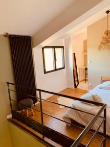 Schlafzimmer mit einem Bett und Holzboden in der Unterkunft Superbe Ferme avec piscine in Vaison-la-Romaine
