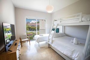 una camera con due letti a castello e un balcone di Modern Apartment - Steps to Puntarena Beach Club & Shops - Marina Overlook - Sleeps 10 a Boca de Río Hato Altre 43 foto