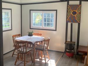 uma sala de jantar com uma mesa e cadeiras e um fogão em Blue Sapphire Motor Inn em Glen Innes