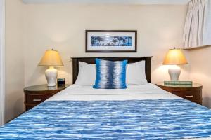 En eller flere senge i et værelse på Maui Parkshore 315 condo
