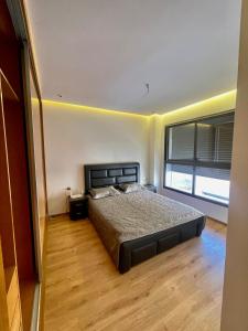 - une chambre avec un lit et une grande fenêtre dans l'établissement Harhoura, à Harhoura