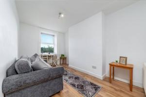 ein Wohnzimmer mit einem Sofa und einem Tisch in der Unterkunft One bedroom flat in Central London #02 in London