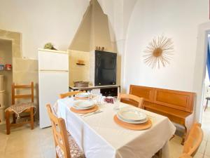 a kitchen and dining room with a table and chairs at Gallipoli Centro Storico in Gallipoli