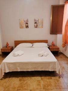 a bedroom with a bed with two towels on it at Appartamento in centro in Lampedusa