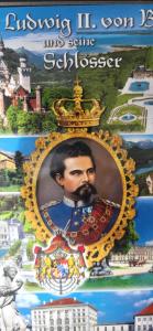 un libro con una foto de un hombre en una corona en Boutique Family House LA, en Füssen