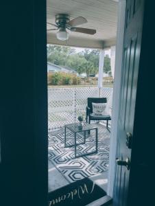 una puerta a un porche con una mesa y una silla en cozy nice room, en San Petersburgo