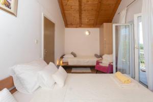 1 dormitorio con cama, sofá y ventana en Peaceful house in nature nearby National Park Krka, en Brištane