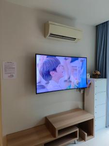 TV a/nebo společenská místnost v ubytování Atlantis condo resort pattaya by Litzaa