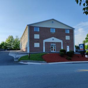 un gran edificio de ladrillo en la esquina de una calle en President Inn & Suites, en Gettysburg