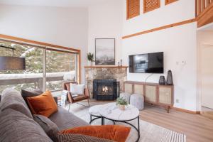 Et tv og/eller underholdning på Powderview by Outpost Whistler