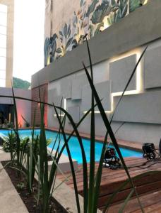 una piscina junto a un edificio con una pintura en Usina AS Salta en Salta