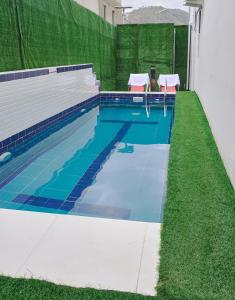 Morak homes - Smart luxury 4-bed with private swimming pool, PS5, snooker, mini gym in reserved secured estate 내부 또는 인근 수영장