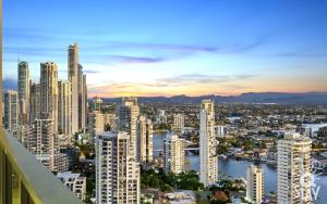 uma vista para uma cidade com edifícios altos em Ruby - 2 Bedroom Penthouse in Surfers Paradise! em Gold Coast