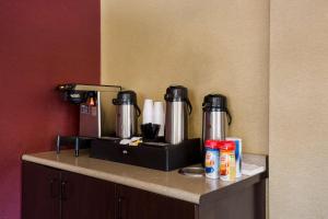 Un mostrador de hotel con dos cafeteras. en Red Roof Inn Wilkes-Barre Arena, en Wilkes-Barre