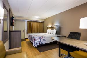 ウィルクス・バリにあるRed Roof Inn Wilkes-Barre Arenaのベッドと机があるホテルの部屋 +25枚の写真