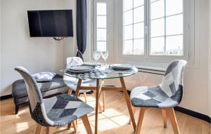 TV tai viihdekeskus majoituspaikassa Gorgeous Apartment In Trouville-sur-mer With Wifi