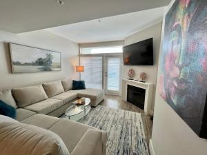 A seating area at Spacious 2 Bedroom 2 Bathroom In Gated Community