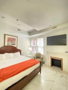 a bedroom with a bed and a fireplace at Large DUPLEX Apt 2Bdrm 1Den-Metro in Washington, D.C.