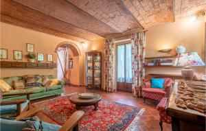 モリン・デル・ピアノにあるCozy Apartment In Molino Del Pianoのソファとテーブルのあるリビングルーム