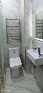 Ένα μπάνιο στο Luxury Apartment in the Center 6