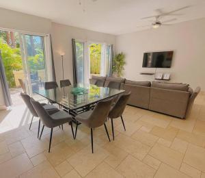 un soggiorno con un tavolo di vetro e un divano di Steps to Puntarena Beach Club and Restaurants - Amazing Location - Sleeps 9 a Boca de Río Hato