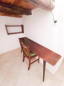 a wooden bench sitting in the corner of a room at La Casa Amarilla CENTRO in San Rafael
