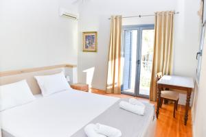 Katil atau katil-katil dalam bilik di Ryalos Villas +68 gambar