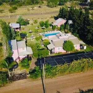 una vista aérea de una casa con piscina en Bungalows Los Talas de San José en San José