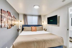 um quarto com uma cama grande num quarto em Convenient - Near Hospitals - King Bed em Salt Lake City