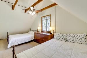 1 dormitorio con 2 camas y ventilador de techo en Poconos Vacation Rental 6 Mi to Lake Wallenpaupack, en Lake Ariel