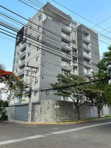 un edificio de apartamentos alto en el lateral de una calle en Monoambiente Apart-Studio, en Tegucigalpa