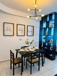 a dining room with a black table and chairs at Monoambiente Apart-Studio in Tegucigalpa