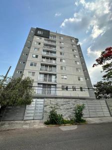 a tall apartment building on the side of a street at Monoambiente Apart-Studio in Tegucigalpa