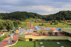 un parque de atracciones al aire libre con un parque acuático en Holiday house with a parking space Tuheljske Toplice, Zagorje - 21224, en Dubrovčan