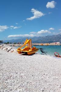 un objeto amarillo de goma sentado en una playa en Holiday house with a parking space Razanac, Zadar - 21253 en Ražanac