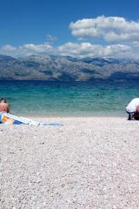 uma praia com pessoas nadando na água em Holiday house with a parking space Razanac, Zadar - 21253 em Ražanac