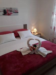 um quarto com uma cama com dois cisnes em Holiday house with a parking space Razanac, Zadar - 21253 em Ražanac