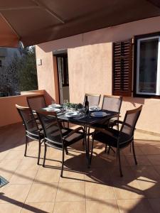 una mesa negra y sillas en un patio en Holiday house with a parking space Razanac, Zadar - 21253 en Ražanac