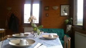 una mesa con platos y cuencos encima en Rifugio Le Chevalier en Roccaraso