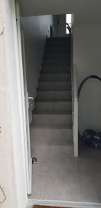 einen Flur mit einer Treppe, die zu einer Treppe führt in der Unterkunft La Patalisse, maison type 3 et jardin in Joue-les-Tours
