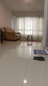 - un salon avec un canapé et une table sur un sol blanc dans l'établissement Hillpark Residens, à Semenyih
