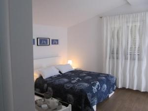 - une chambre avec un lit et une fenêtre dans l'établissement Apartments and rooms with a swimming pool Brist, Makarska - 15620, à Brist