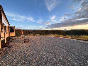 una caravana estacionada al lado de una carretera en Temecula Hilltop View Glamping Next To Wineries en Temecula