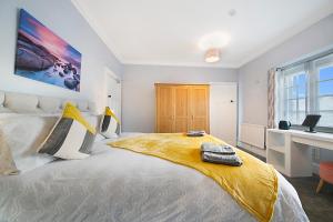 Un pat sau paturi într-o cameră la Constancevilla B8 - Grampian Lettings Ltd