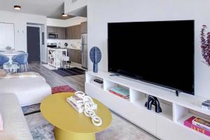 Stunning 3-BR Apartment in Miami TV 또는 엔터테인먼트 센터