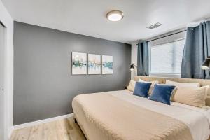 1 dormitorio con 1 cama grande con almohadas azules en Cozy for Bookworms - Laundry - King Bed - Parking, en Salt Lake City