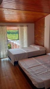 En eller flere senge i et værelse på Piscina Privada Casa Conjunto