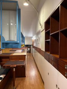 een grote kamer met houten kasten en een tafel bij La Serra Olivetti in Ivrea