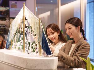 福冈CROSS Life Hakata Yanagibashi的两个女人正在看船模