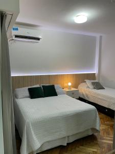 1 dormitorio con 2 camas y aire acondicionado en Iluminada Haus en Buenos Aires